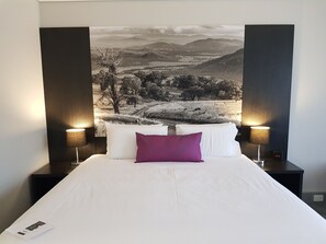 Standard Room, 1 King Bed | Minibar, in-room safe, desk, soundproofing