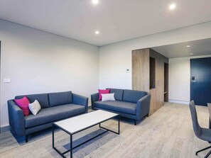 Minibar, coffres-forts dans les chambres, bureau, chambres insonorisées