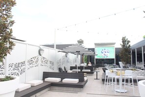 2 nhà hàng, phục vụ bữa sáng, bữa trưa, bữa tối, đặc sản vùng