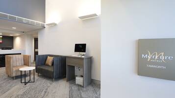 Coin salon dans le hall