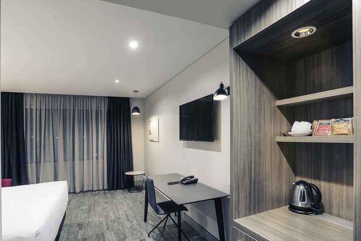 Habitación estándar, 1 cama King size | Minibar, caja de seguridad en la habitación y escritorio