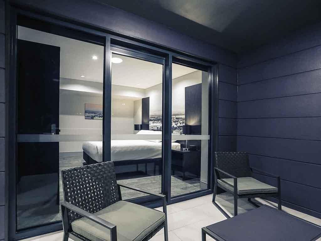 Apartment, 1 Katil Ratu (Queen), Balcony (West End) | Bar mini, peti besi dalam bilik, meja, kalis bunyi 