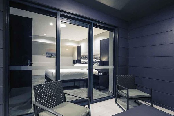 Departamento, 1 cama Queen size, balcón (West End) | Minibar, caja de seguridad en la habitación y escritorio
