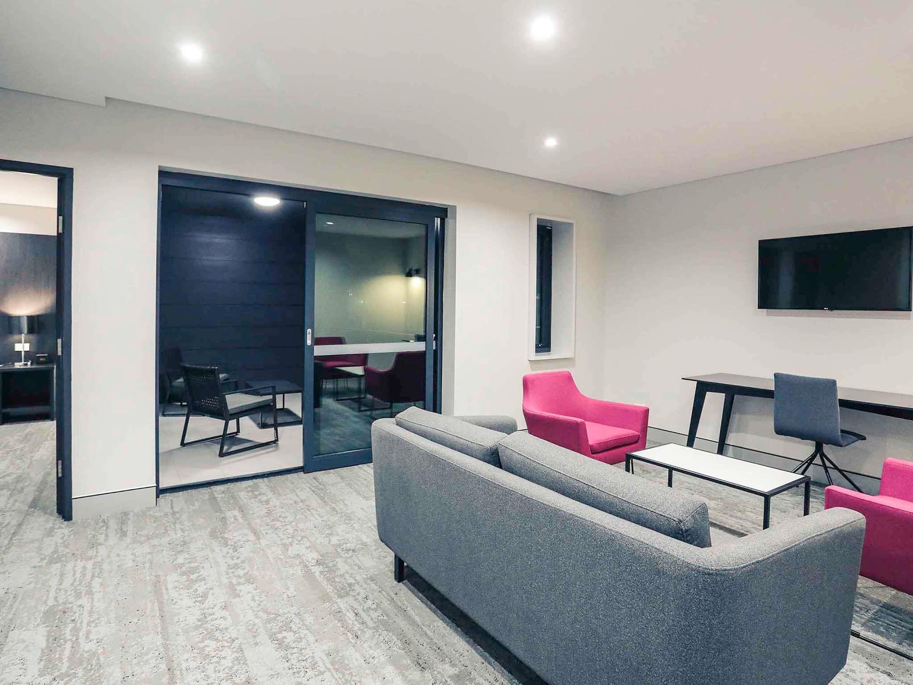 Apartment, 1 Queen-Bett, Balkon (West End) | Minibar, Zimmersafe, Schreibtisch, schallisolierte Zimmer