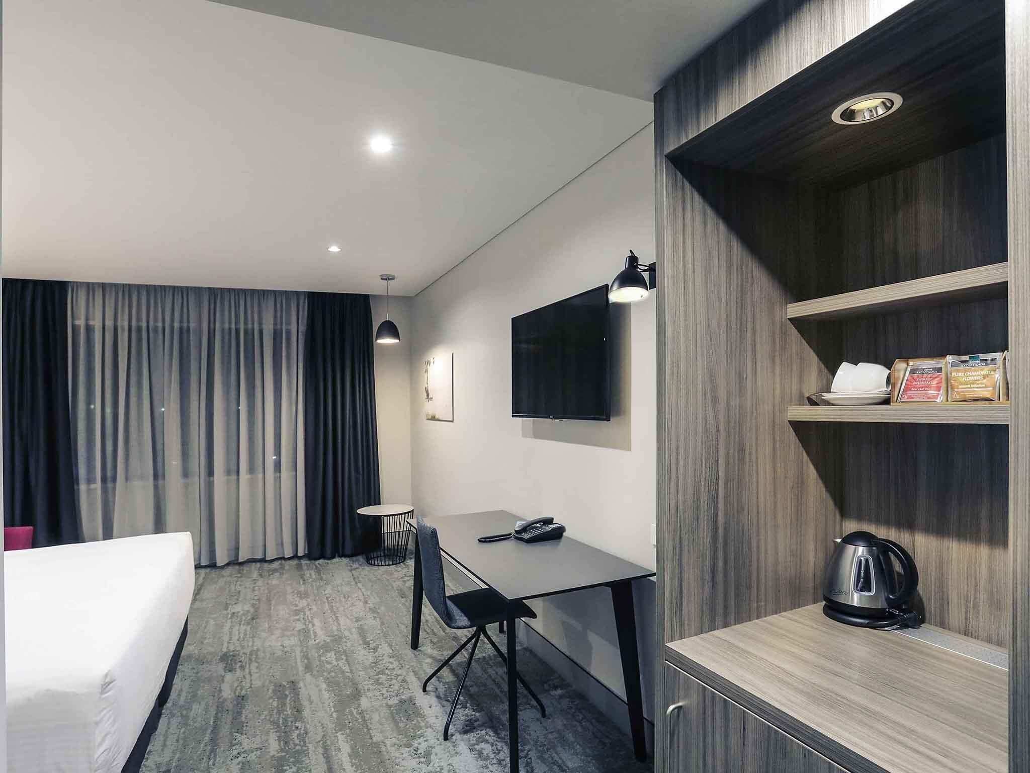 Standard Room, 1 Katil Raja (King) | Bar mini, peti besi dalam bilik, meja, kalis bunyi 