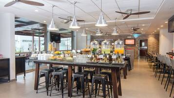 Petit déjeuner complet compris tous les jours