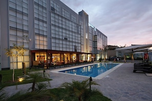 A hotel with a swimming pool, outdoor seating area, and a bar. - Casa Andina Select Moquegua (Moquegua)