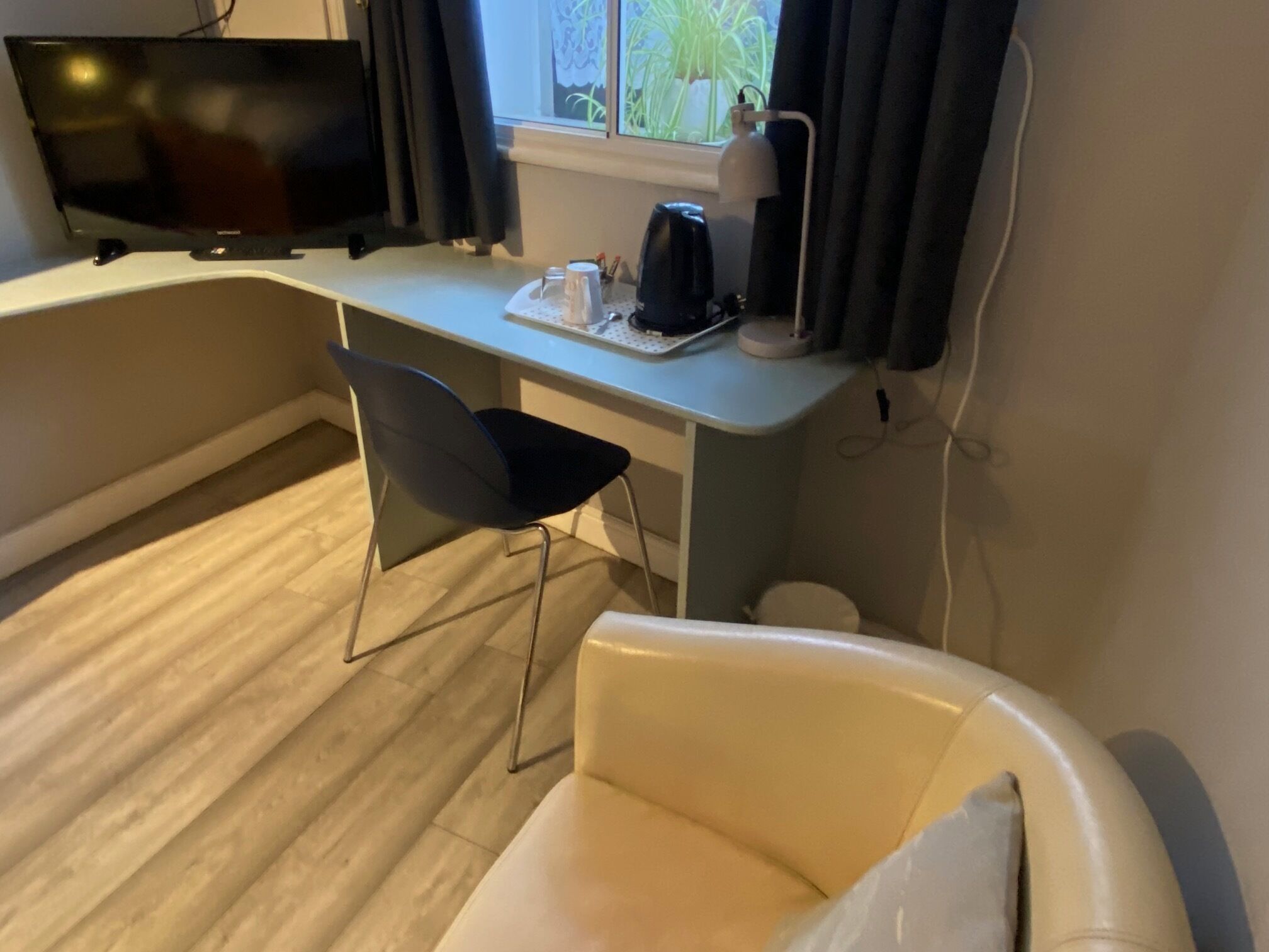 Single Room, Shared Bathroom (Bath and Shower)