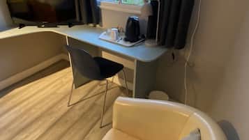 Single Room, Shared Bathroom (Bath and Shower)