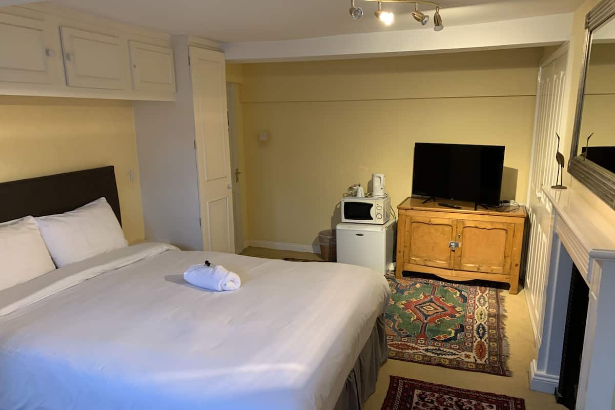 Double Room, Shared Bathroom (Bath and Shower)