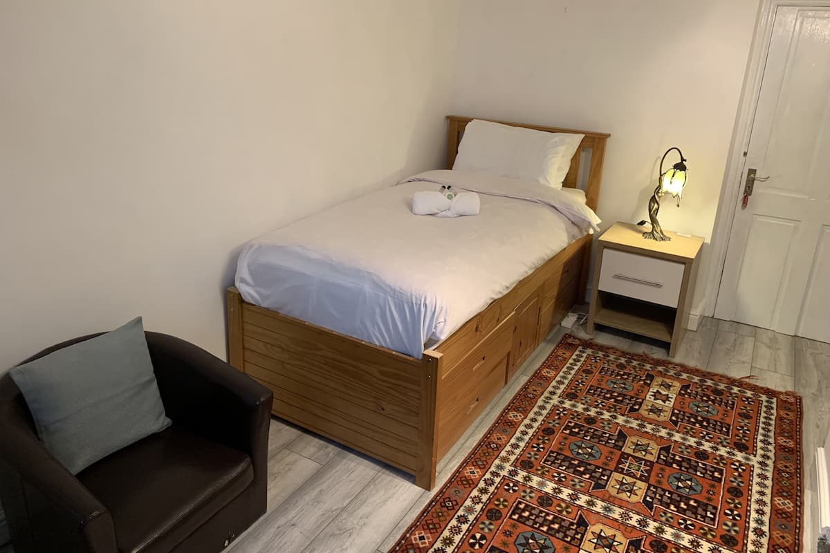 Single Room, Shared Bathroom (Bath and Shower)