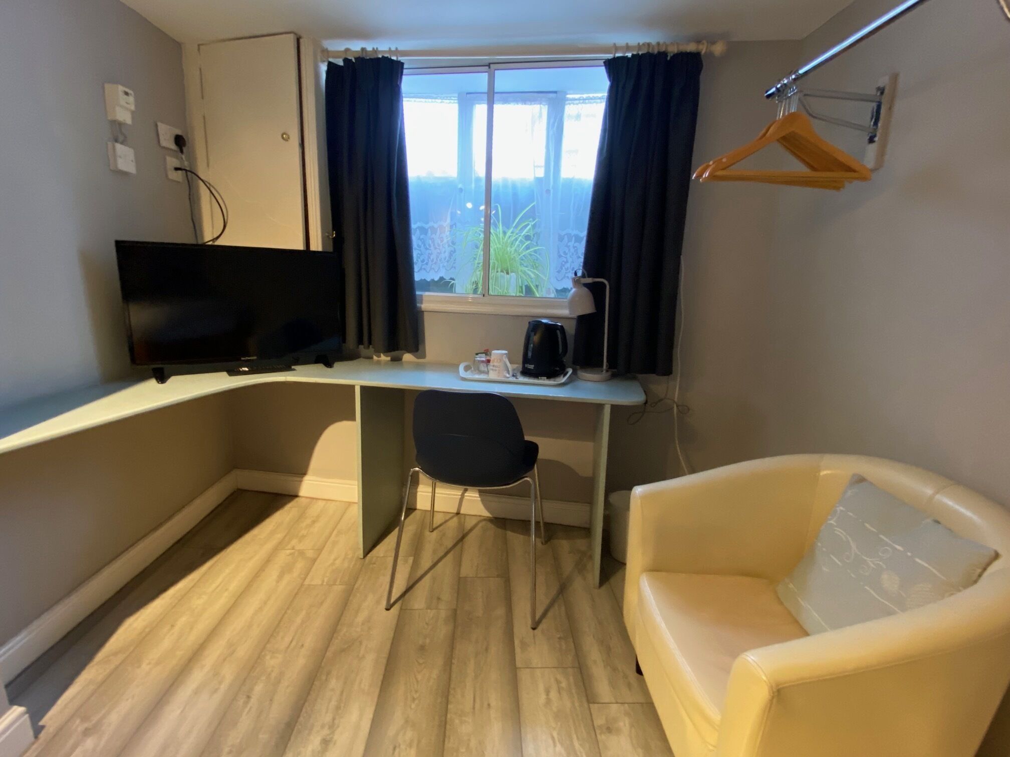 Single Room, Shared Bathroom (Bath and Shower)