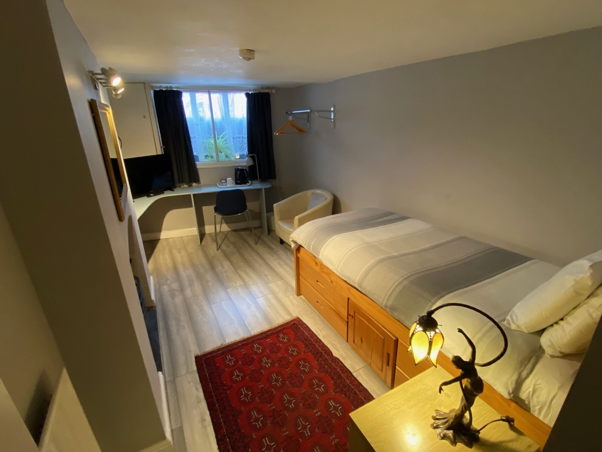 Single Room, Shared Bathroom (Bath and Shower)