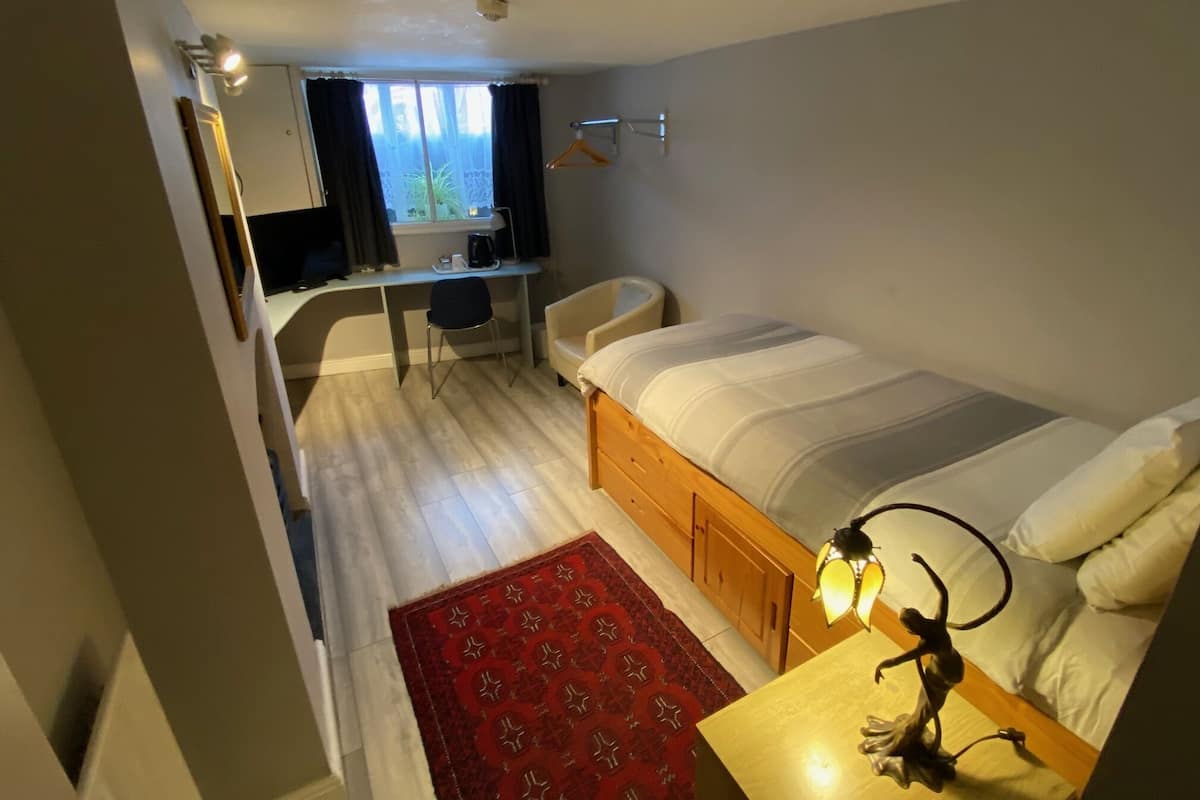 Single Room, Shared Bathroom (Bath and Shower)