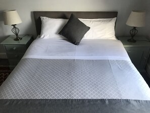 Double Room, Private Bathroom (External) - The Red House Guest House (Grantham)