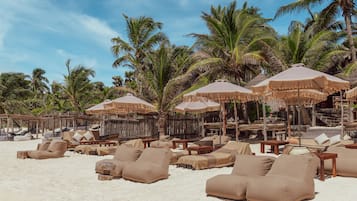 Plage, sable blanc, massages sur la plage