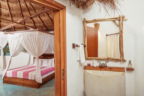 Suite, 1 cama King size, vista al océano | Baño | Regadera, toallas, jabón, shampoo 