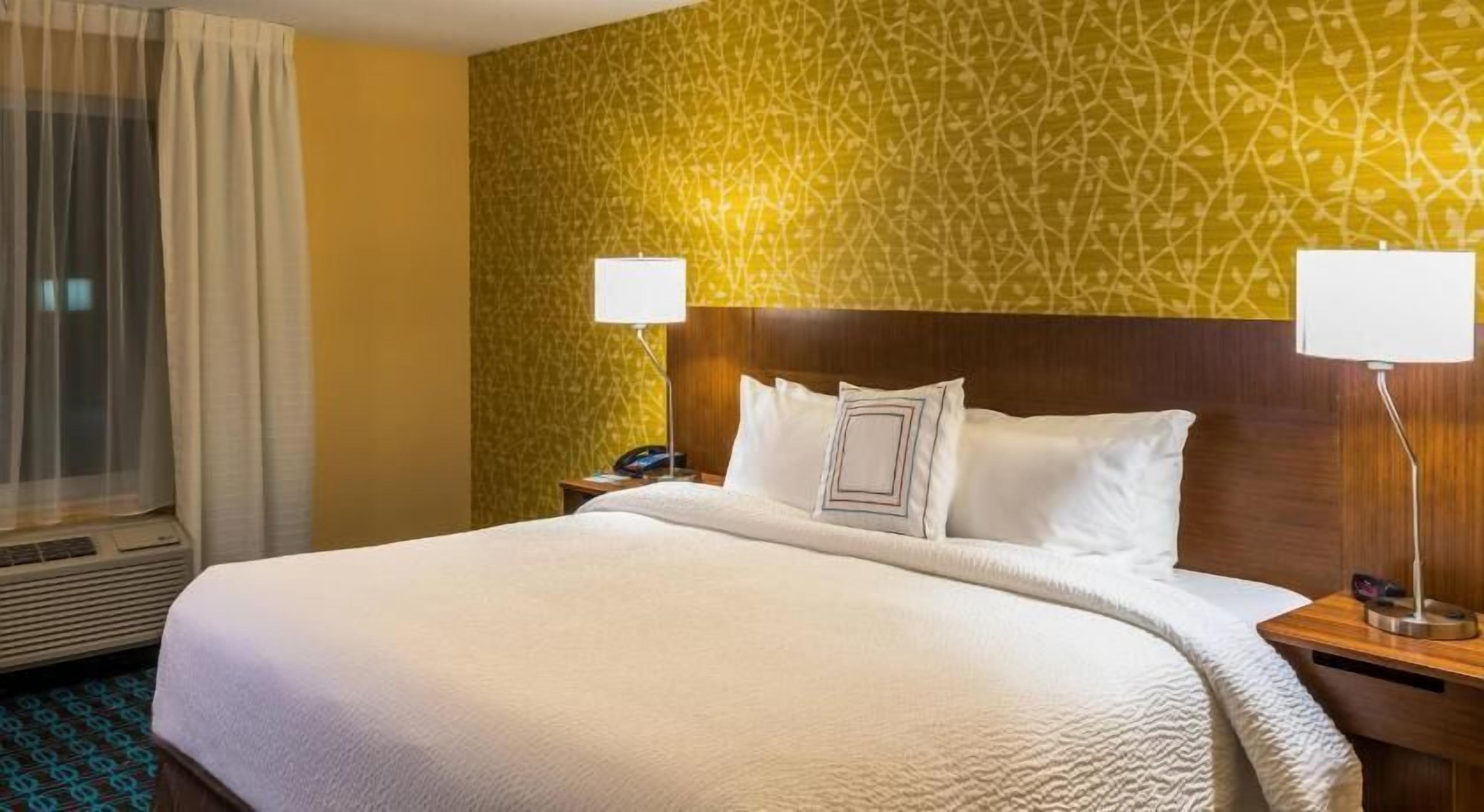 Bureau, fer et planche à repasser, lits bébé (gratuits)