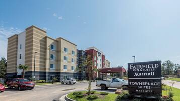 A Fairfield Inn & Suites Towneplace Marriott hotel with a parking area and a sign indicating the hotel name.
