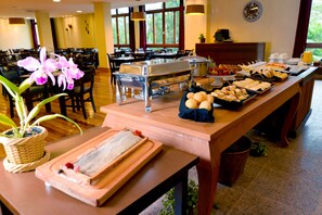Free daily buffet breakfast