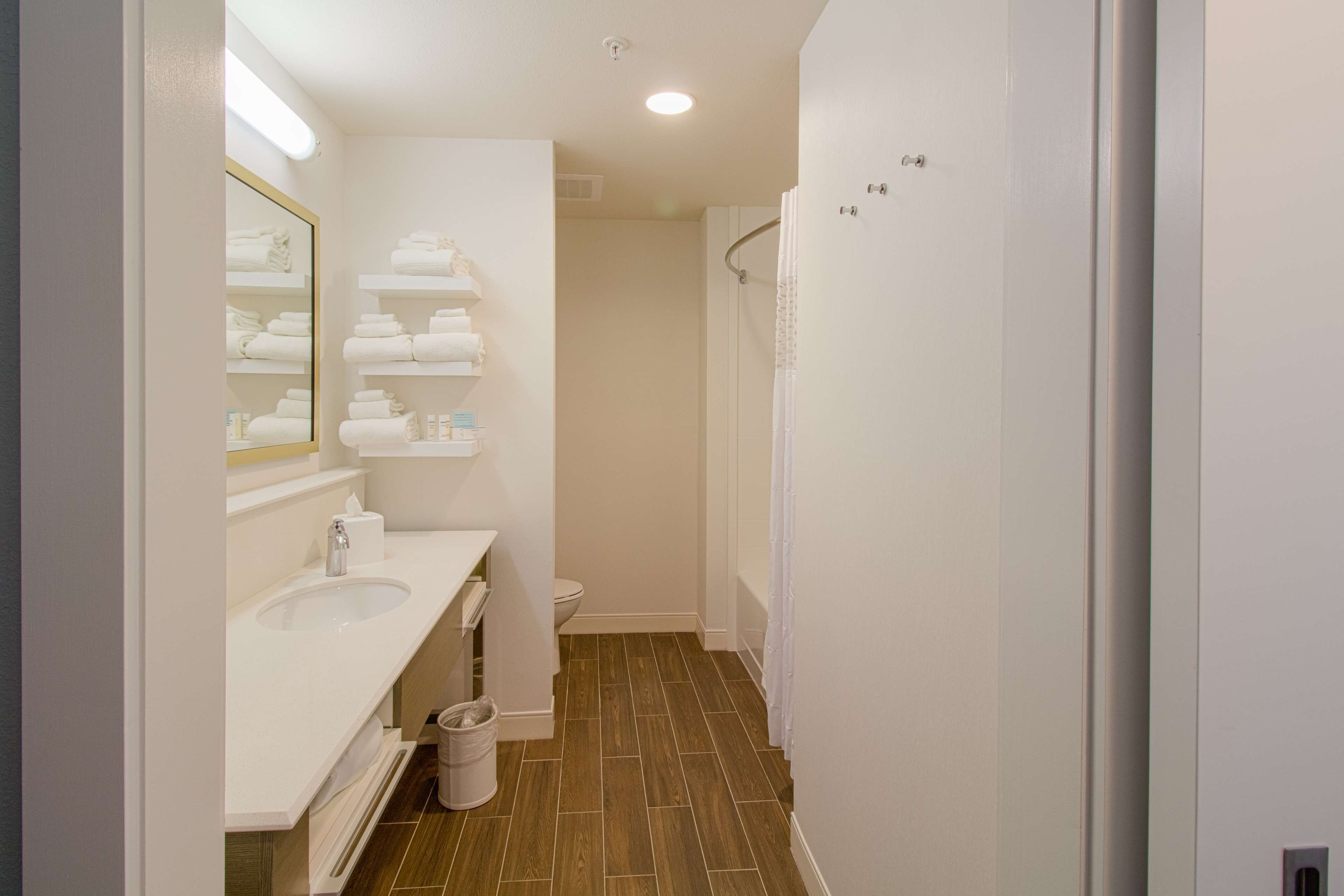 combined shower/bathtub, hair dryer, towels