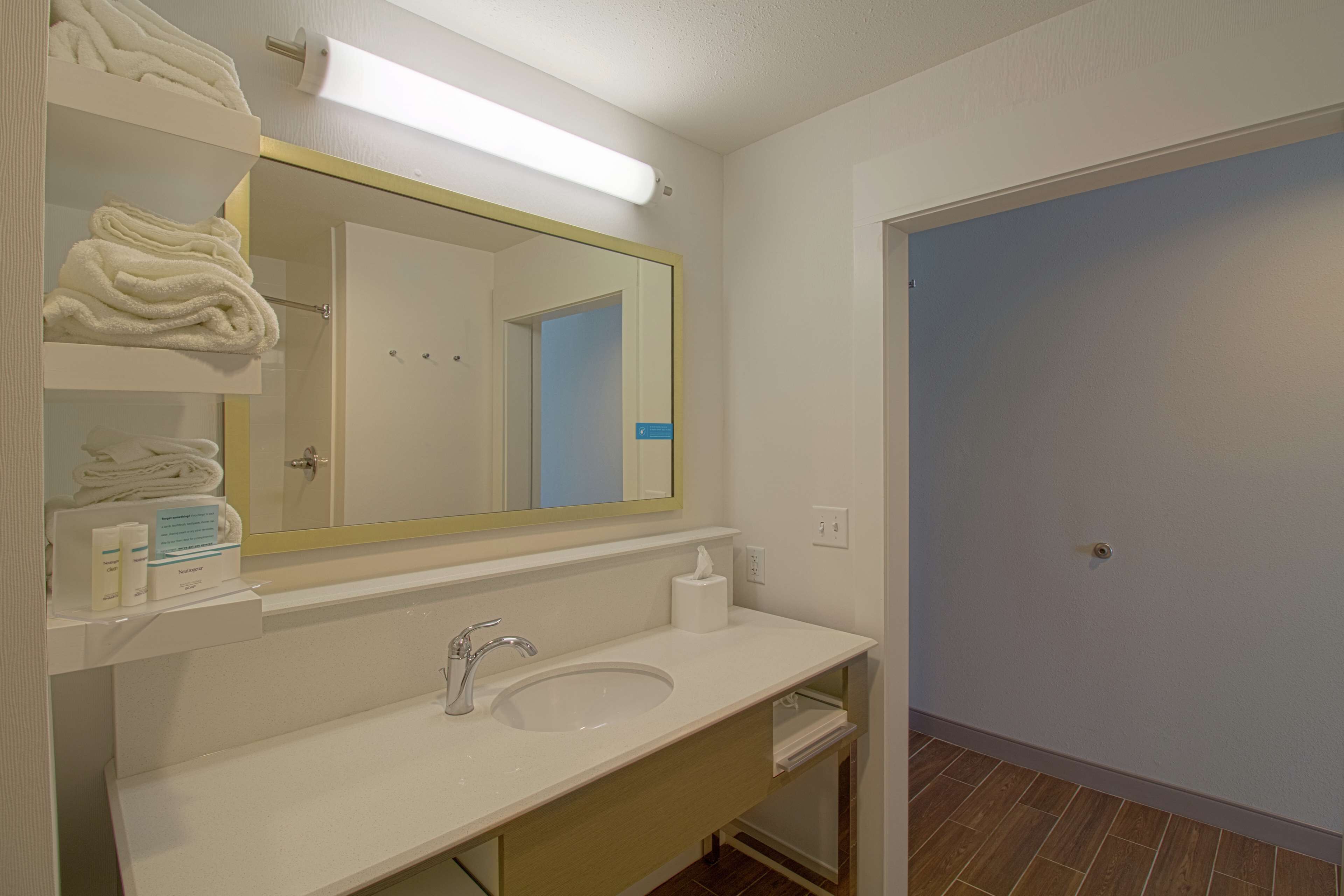 combined shower/bathtub, hair dryer, towels