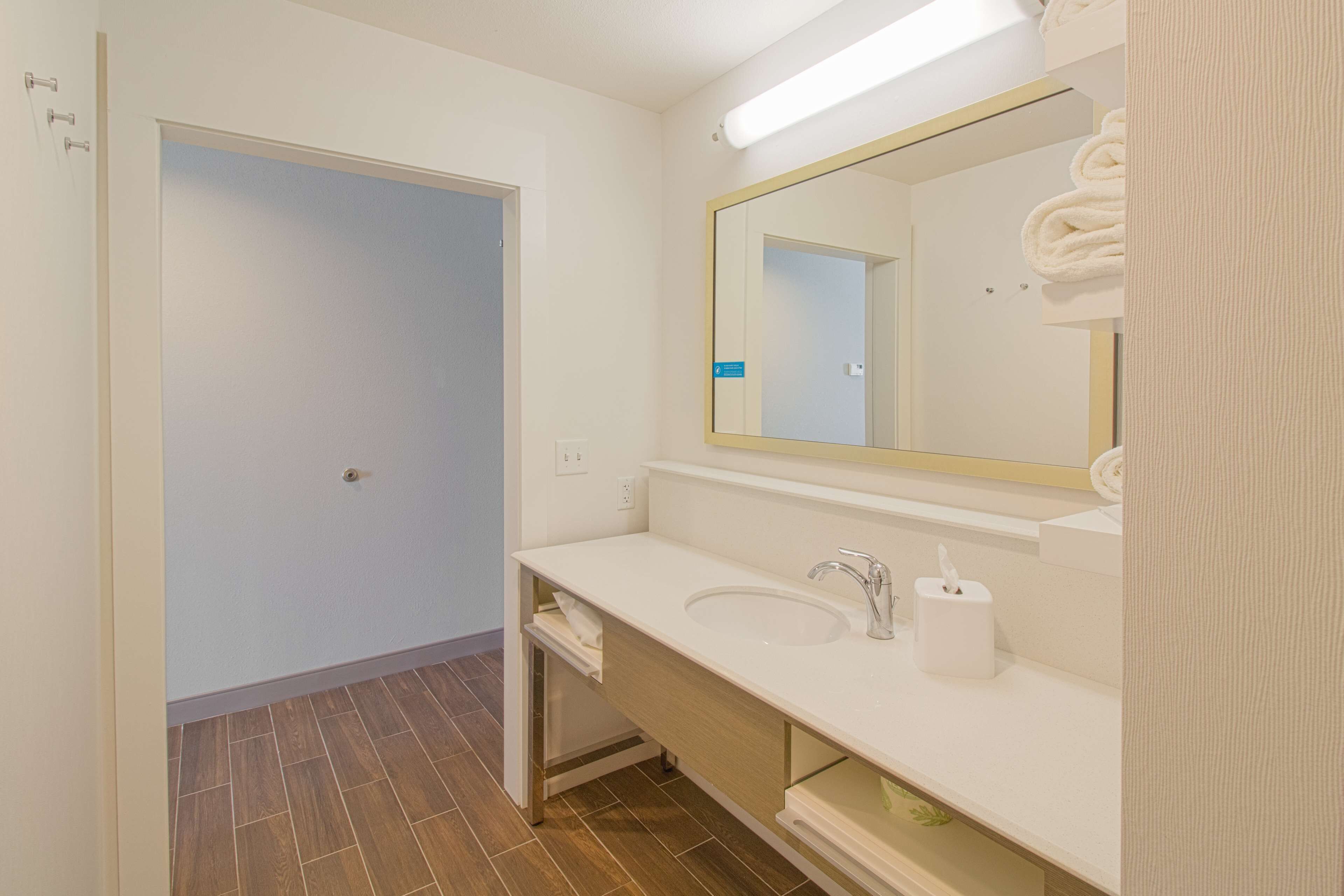 combined shower/bathtub, hair dryer, towels