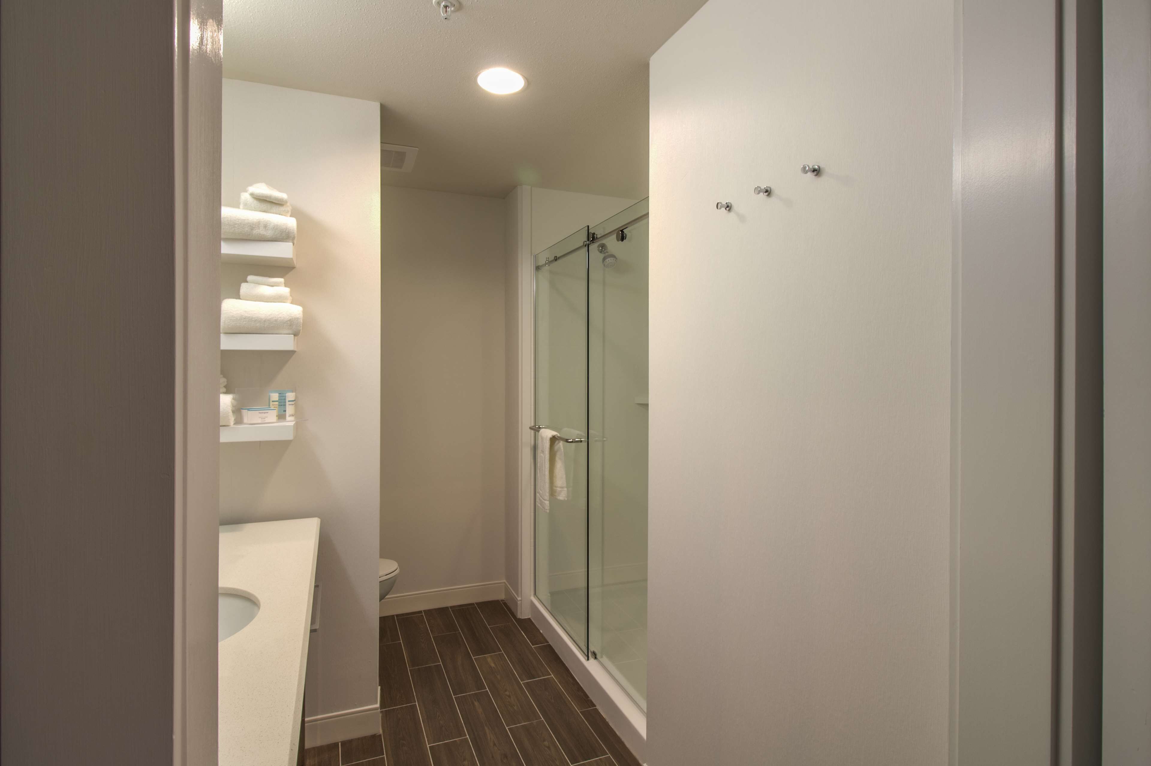 combined shower/bathtub, hair dryer, towels