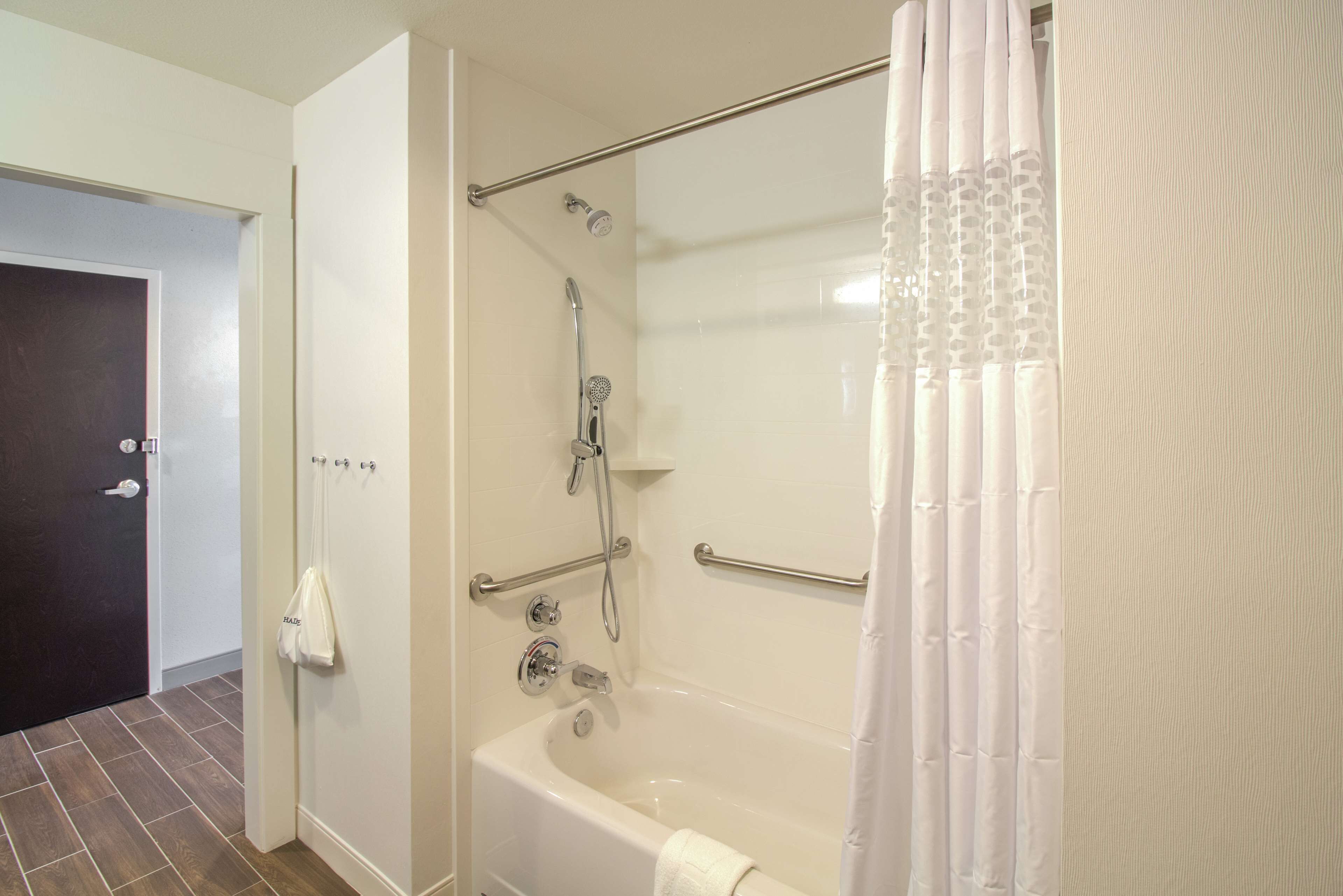 combined shower/bathtub, hair dryer, towels