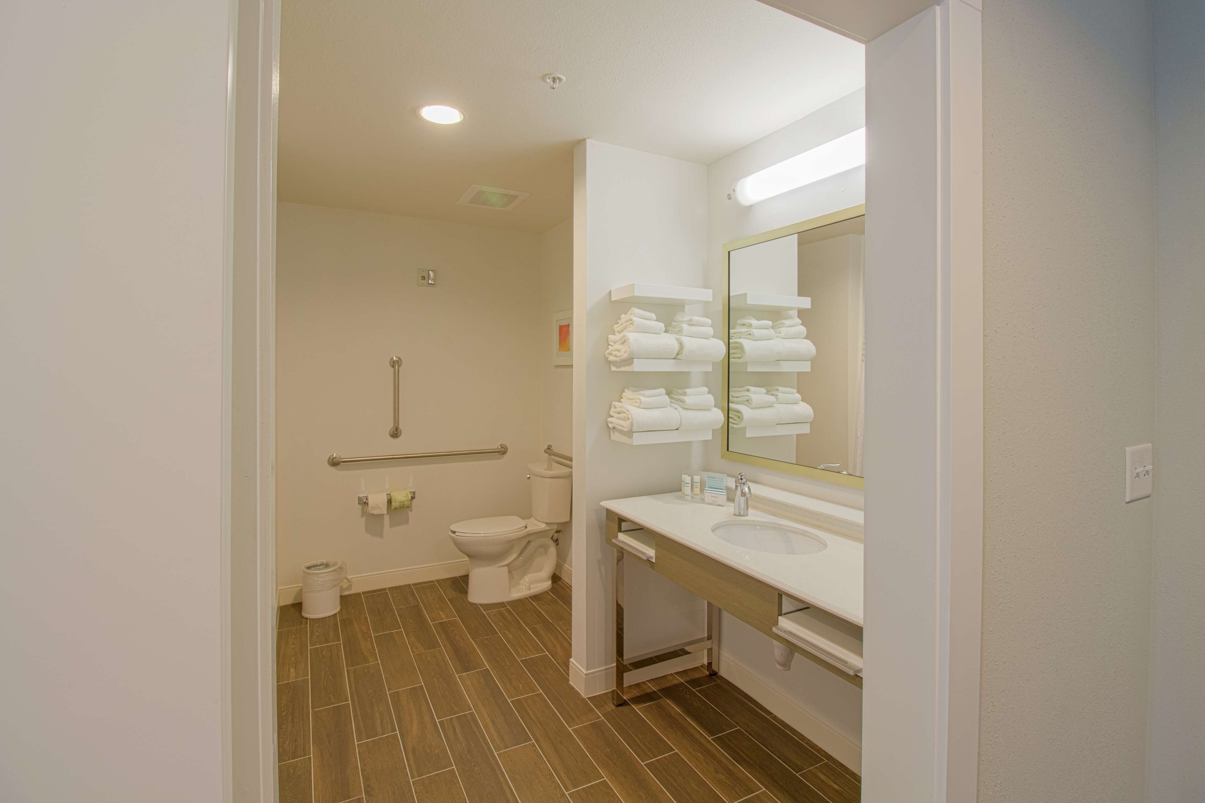 combined shower/bathtub, hair dryer, towels