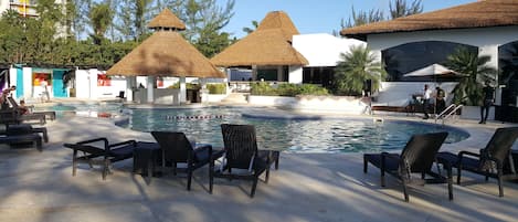 Bar au bord de la piscine