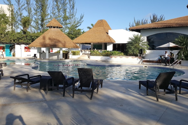 Bar junto a la piscina