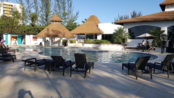 Bar junto a la piscina