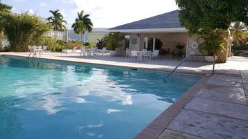 2 piscinas al aire libre, cabañas de piscina gratuitas, tumbonas