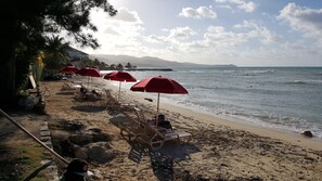 Playa privada en los alrededores, arena blanca, camas de playa gratis