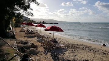 Praia particular nas proximidades, areia branca