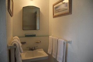 Seahorse Room | Baño | Regadera y amenidades de baño gratuitas 