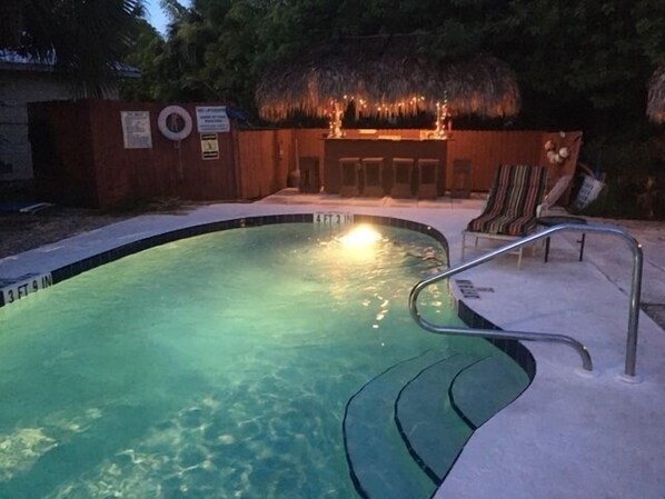 Ulkouima-allas, aurinkovarjoja, aurinkotuoleja