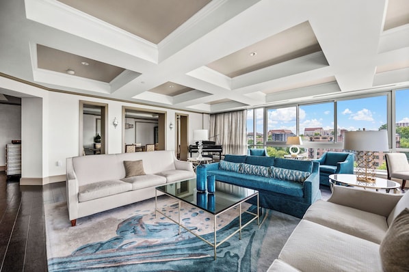 Suite, 1 King-Bett (Governor) | Wohnbereich | 55-Zoll-Flachbildfernseher mit Kabelempfang, Smart-TV, Netflix