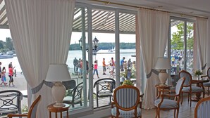 Lobby-lounge
