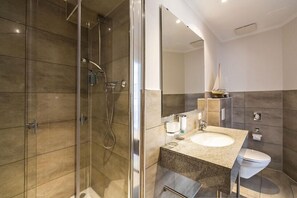 Bathtub besar dan handuk