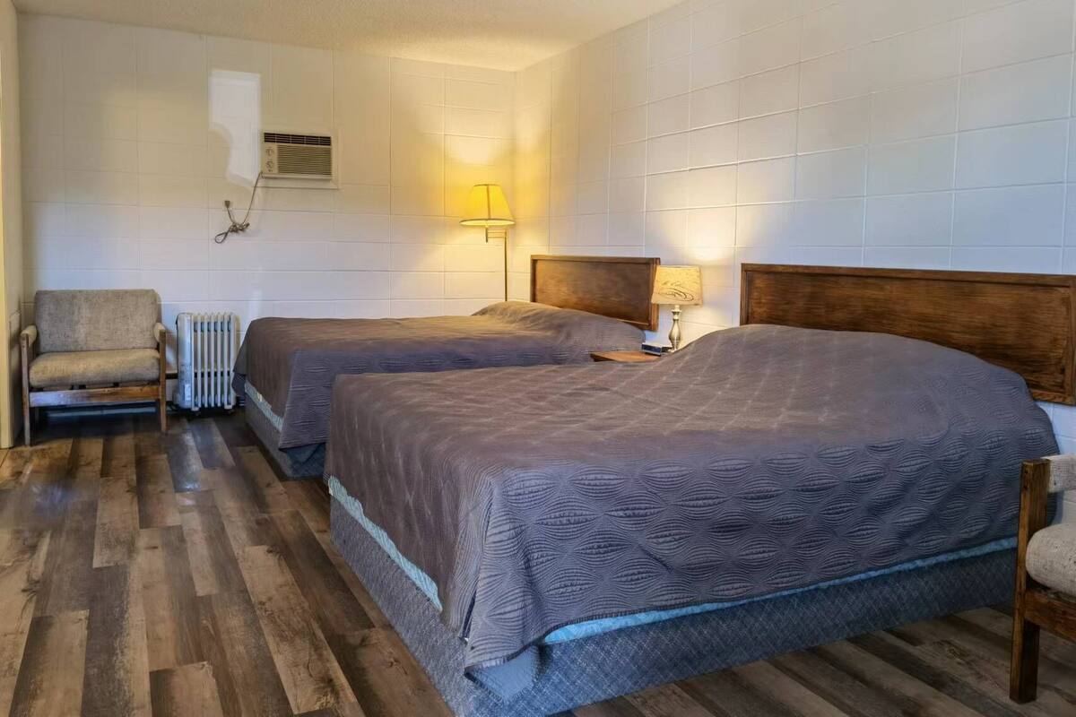 Doppia Comfort, 2 letti queen, non fumatori | Una scrivania, ferro/asse da stiro, Wi-Fi gratuito