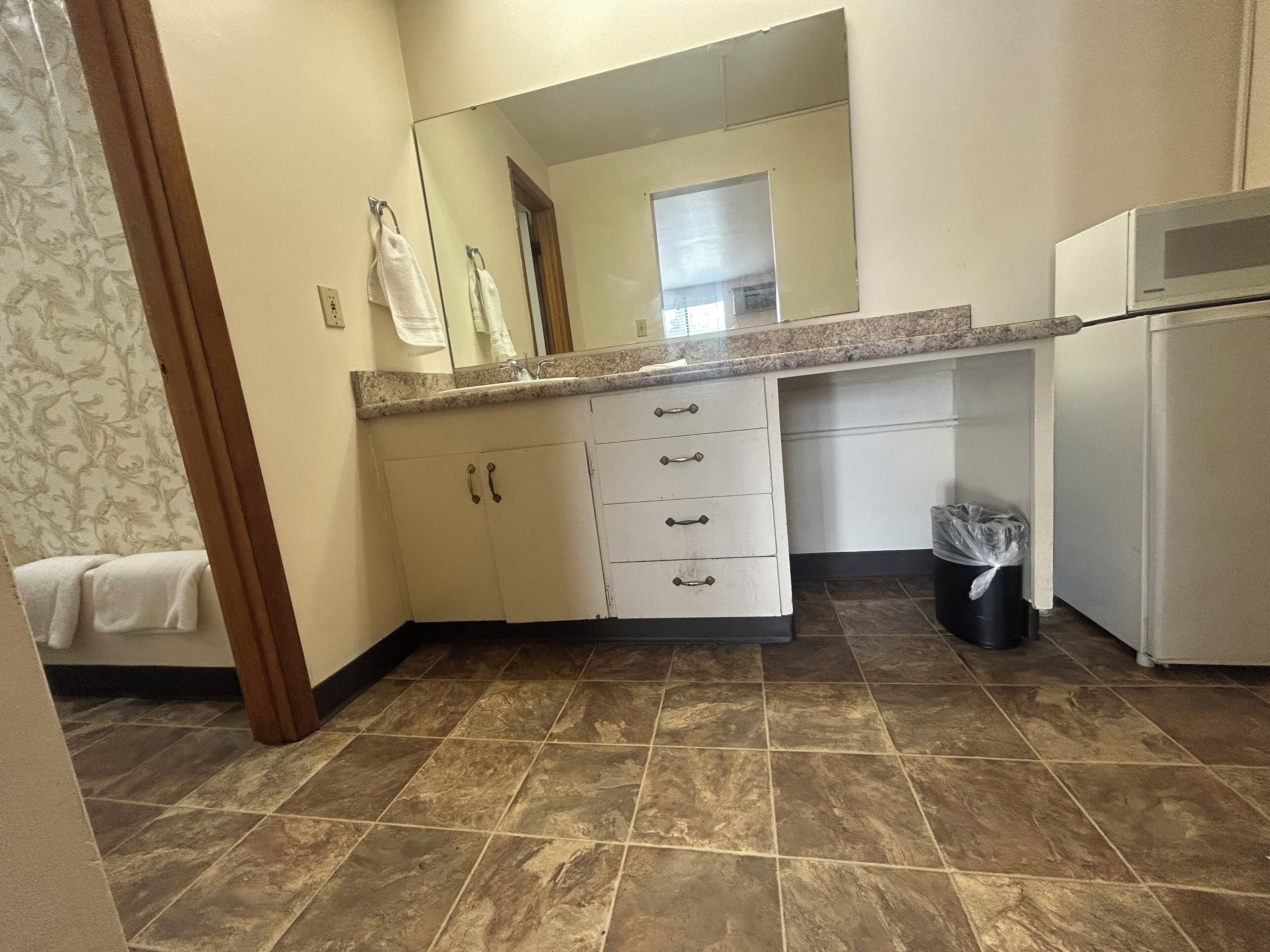 Suíte, 2 camas Queen, para não fumantes | Banheiro | Produtos de toalete grátis, secador de cabelo (mediante solicitação)