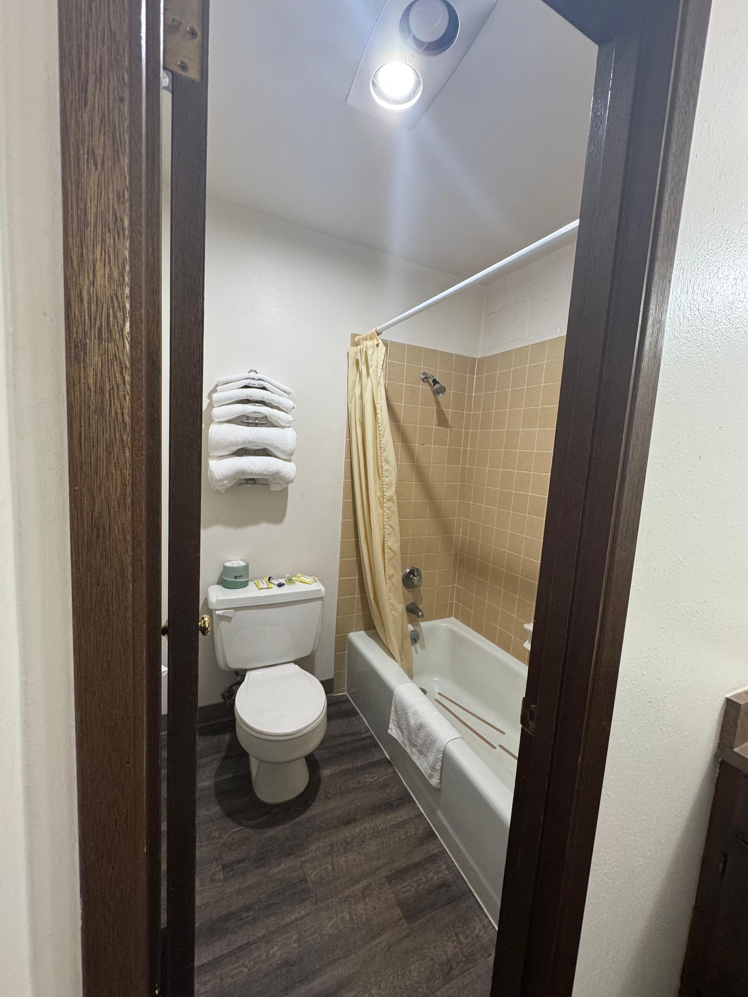 Værelse - 1 kingsize-seng - ikke-ryger | Badeværelse | Gratis toiletartikler, hårtørrer, håndklæder