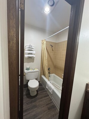 Room, 1 King Bed, Non Smoking | Bathroom | Free toiletries, hair dryer, towels