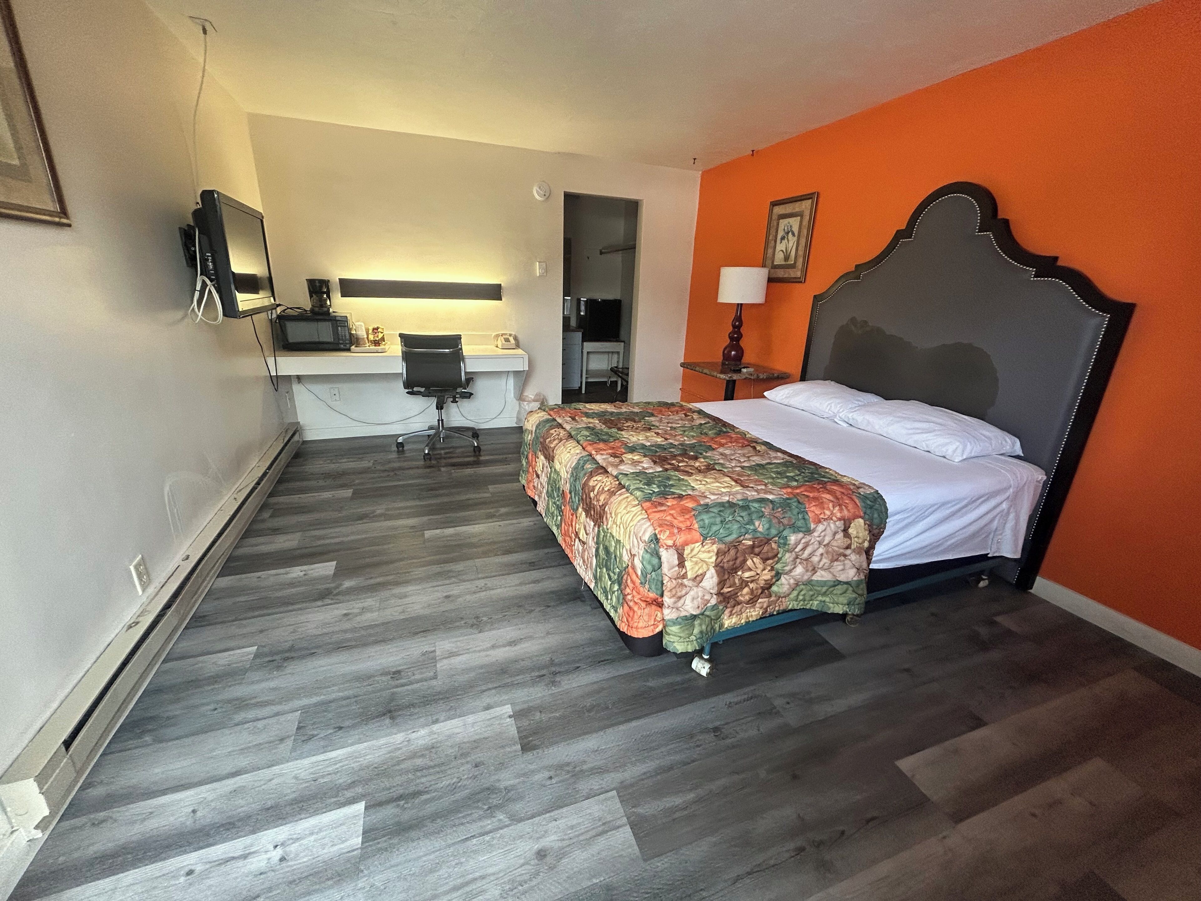 Premium bedding, desk, iron/ironing board, free WiFi