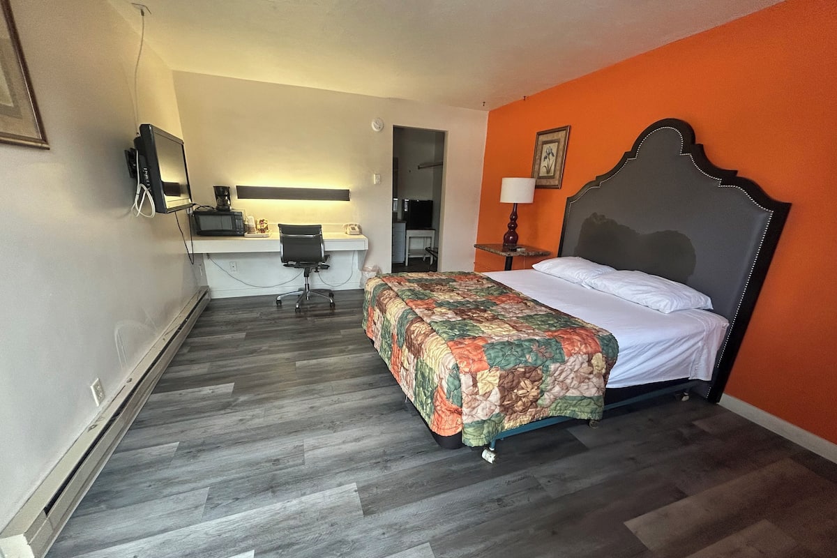 Premium bedding, desk, iron/ironing board, free WiFi