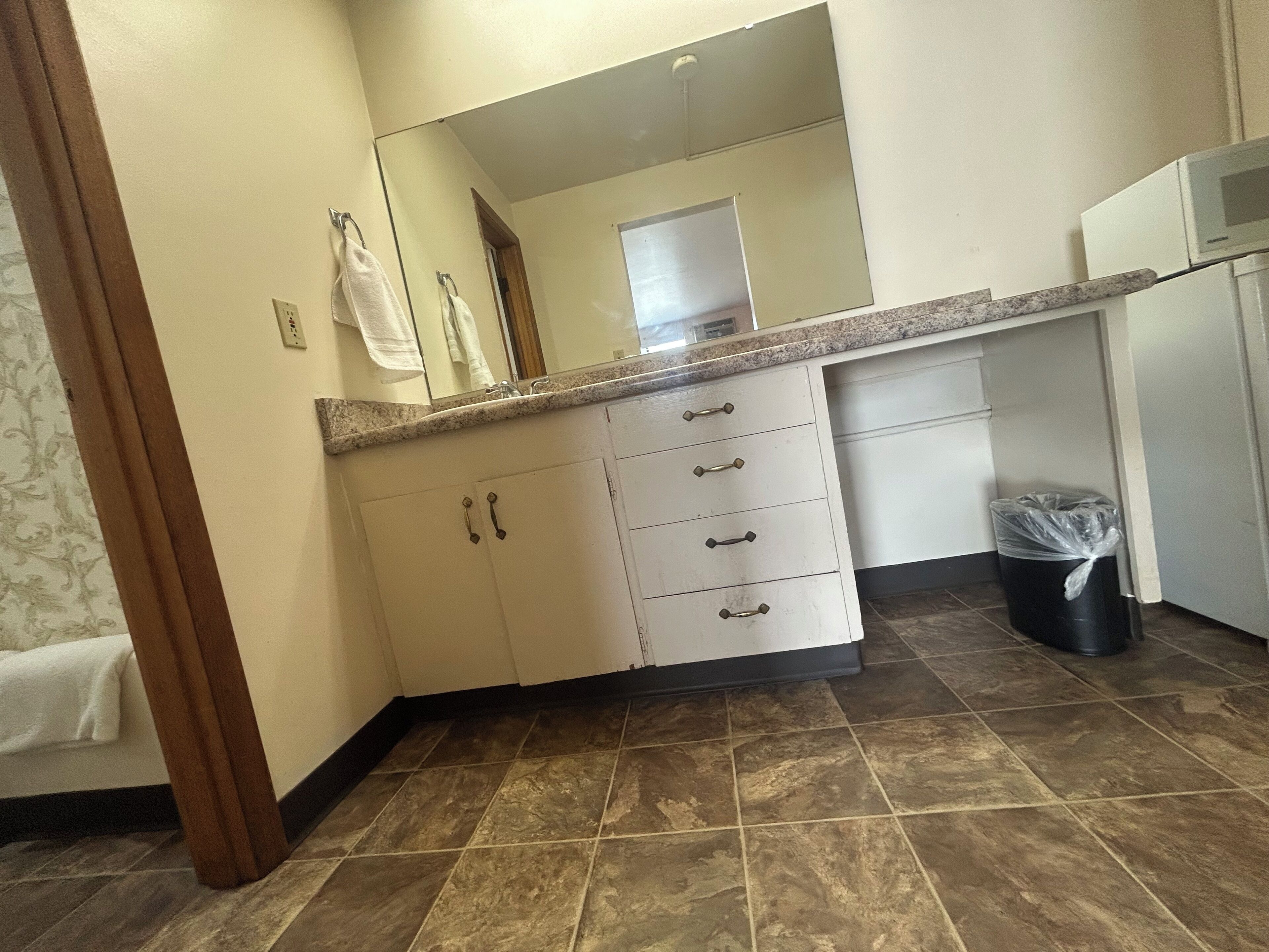 Articles de toilette (gratuits), séchoir à cheveux, serviettes fournies