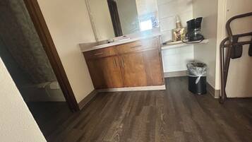 Zimmer, 2 Queen-Betten, Nichtraucher | Badezimmer