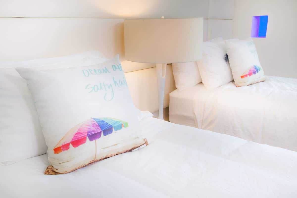 Ropa de cama de alta calidad, camas con pillow-top y minibar